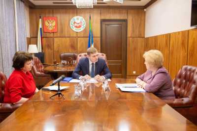 Глава Хакасии провел встречу с руководителем Общественной палаты