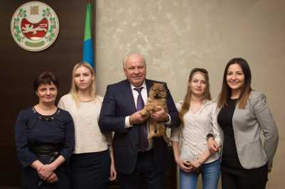 В Хакасии щенок Забота скрепил союз власти и зоозащитников