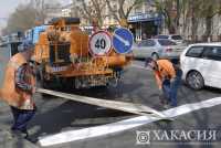 Дорожники Абакана делают ямочный ремонт улиц и наносят разметку
