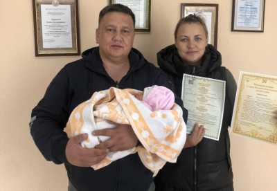Рождение 100 ребенка отметили в Алтайском районе