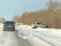 Две машины унесло с трассы в Хакасии