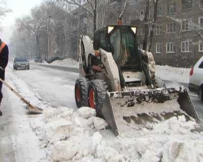 В Абакане очищают улицы от снега