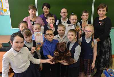 Плюшевый мишка, который был сделан в Хакасии и целый месяц жил среди ребят школы-интерната, посылкой Почты России отправился в Иваново. 