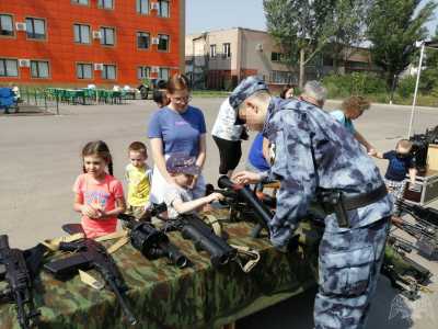 В Саяногорске бойцы Росгвардии рассказали о своей службе детям