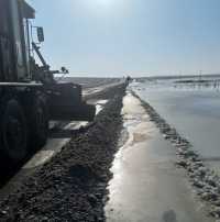 В Хакасии вода подступила к автодороге: ведется отсыпка