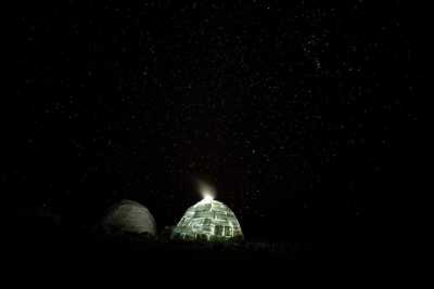 Отель тысячи звезд: путешественники заночевали в иглу на Сотом перевале в Хакасии
