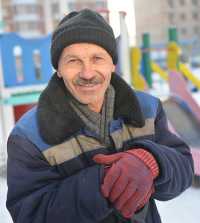 Во дворе по Жукова, 89, каждый знает Ивана Галактифонова, местного дворника, замечательного человека.