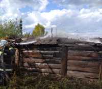 В Алтайском районе пожарные и добровольцы тушили надворные постройки