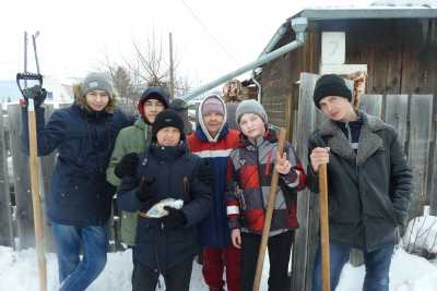 Саяногорские тимуровцы помогли пенсионерам  очистить дворы от снега
