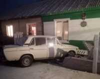 «Жигули» в палисаднике: пьяный бесправник чуть не въехал в дом в Хакасии