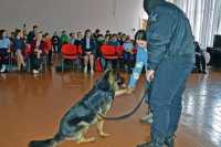 Росгвардейцы познакомили абаканских школьников со служебной собакой