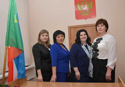 Мировому судье Наталье Глебышевой (вторая слева) и сотрудникам аппарата суда очень понравилось их новое место работы. 