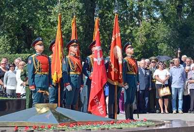 Рота почётного караула Центрального военного округа с боевыми знамёнами у Вечного огня. 