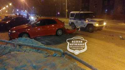 Полицейская машина и оранжевая иномарка столкнулись в Абакане