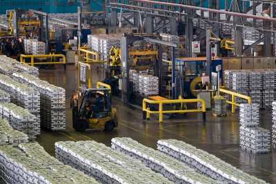 Сотрудницу завода в Хакасии придавило алюминиевыми блоками