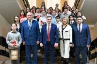 Глава Хакасии вручил паспорта целеустремленным школьникам республики