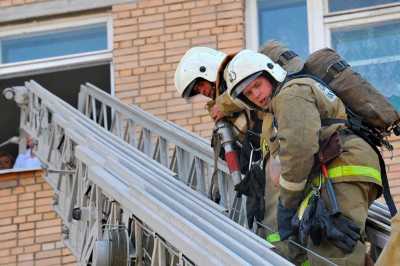 Двум жителям Хакасии пришлось спасаться от огня через окно