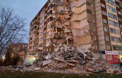 В Ижевске обрушилась часть жилого дома, из-под завалов достают людей