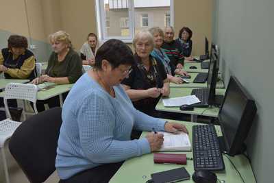 После завершения курсов пенсионеры настолько хорошо осваивают гаджеты, что пробуют свои силы во всероссийском конкурсе «Спасибо интернету!», а некоторые даже участвуют в чемпионате по компьютерному многоборью. 