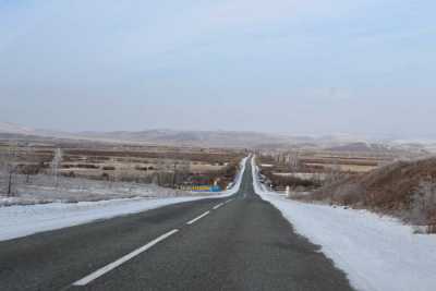 Дорожники всю ночь чистили трассы Хакасии от снега