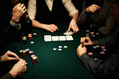 Блеф в онлайн-покере: как распознать его наиболее эффективно