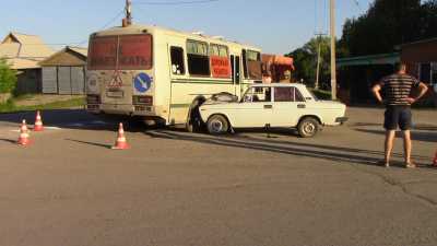 В Хакасии пьяный водитель ВАЗа взял на таран пассажирский автобус