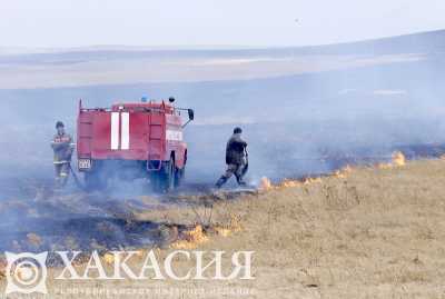 Очень крупный пожар уничтожил часть фермы в Хакасии