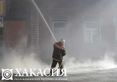В Абакане из-под крыши дома повалил дым
