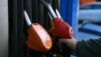 Правительство договорилось с нефтяниками о фиксации цен на бензин
