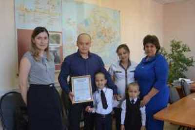 Семья из Черногорска получила жилищный сертификат в 800 тысяч