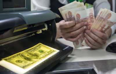 Доллар упал ниже 65 рублей впервые с октября 2018 года