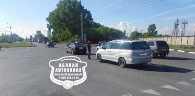 Поспешили - автомобили повредили: на въезде в Абакан случилось ДТП