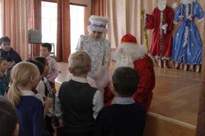 В Хакасии детей из малых сёл с Новым годом поздравляют шефы