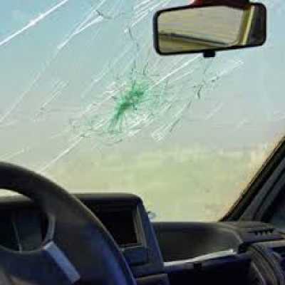 Что делать, если авто повредил камень из-под колес другой машины: отвечают сотрудники ГИБДД