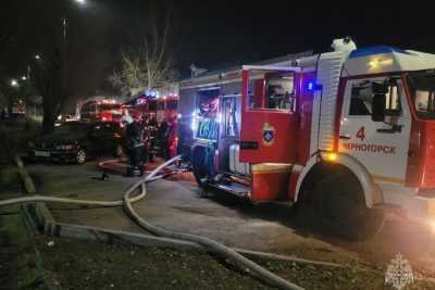В Абазе пожарные тушили автомобиль, а в Черногорске дворовую постройку