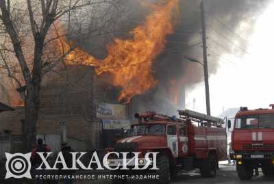 Сжигая траву, житель Хакасии спалил соседский дом