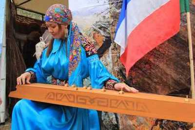 Состязания богатырей и ярмарки ждут на празднике урожая в Хакасии