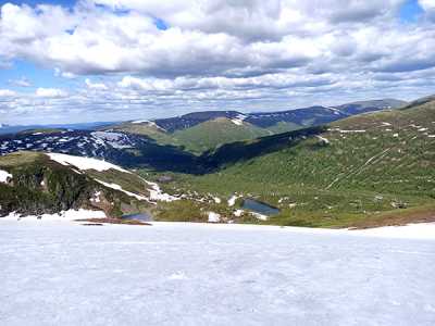 Склоны гор, окружающие Ивановские озёра, давно облюбованы туристами. Снег лежит здесь даже в июне-июле. 