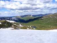 Склоны гор, окружающие Ивановские озёра, давно облюбованы туристами. Снег лежит здесь даже в июне-июле. 