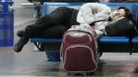 В аэропортах Москвы запретили сидеть на полу и лежать на сиденьях