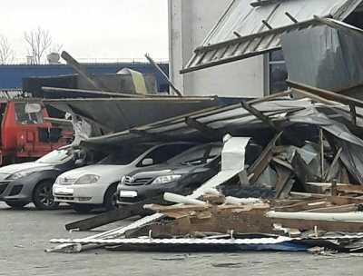 В Хакасии штормовой ветер уронил крышу на иномарки