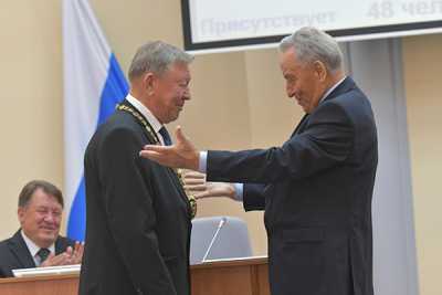 Владимир Штыгашев выполнил приятную для себя миссию — вручил награду Виктору Преловскому, которому присвоено звание «Почётный гражданин Республики Хакасия». 