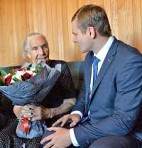 Глава Хакасии тепло поздравил Александру Петровну Дрокину со 100-летием. 