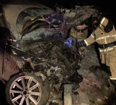 Toyota Camry разорвало на две части: ДТП у Новоселово