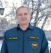За помощь пострадавшим после землетрясения в Нефтегорске спасатель первого класса Евгений Спирин награждён медалью «За спасение погибавших». 