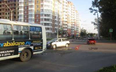В столице Хакасии автобус врезался в иномарку