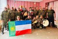 Для бойцов СВО выступили артисты ансамбля «Жарки» на Донбассе