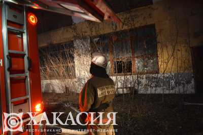 Дознаватели выясняют, почему загорелся дом в Хакасии