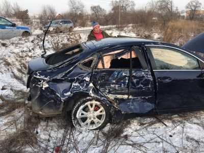 В Абакане искореженная Mazda улетела в кювет после столкновения с грузовиком