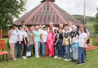 Участники Х межрегионального летнего литературного лагеря на территории музея имени М.Е. Кильчичакова в Верхней Тёе. 